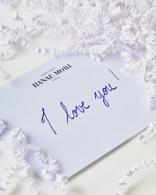 Parfums Hanae Mori Our Services Handwritten Note
At Hanae Mori, every detail matters. We personalize your messages with a handwritten note on an elegant Hanae Mori card, adding a personal and refined touch to your gifts.